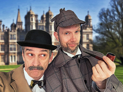 Zwei Herren mit historischen Kostümen stehen vor einem englischen Schloss