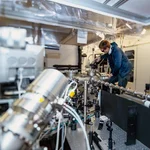 Lichtblitze: Im Labor von Prof. Dr. Markus Gühr werden Moleküle mithilfe ultraschneller Laser untersucht.