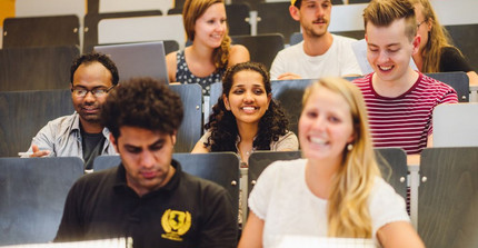 Eine Gruppe von Studierenden sitzt in einem Hörsaal.