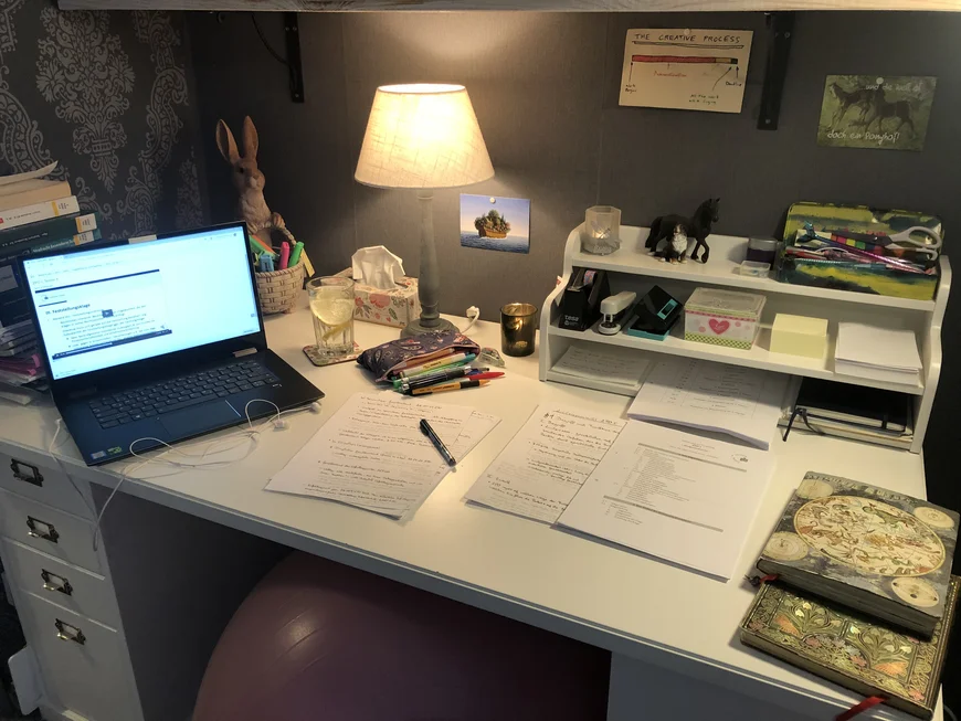 Schreibtisch mit Laptop und Büchern