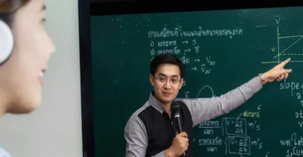 Person vor Smartboards mit Formeln drauf