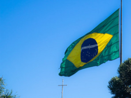 Die brasilianische Flagge weht im Wind.