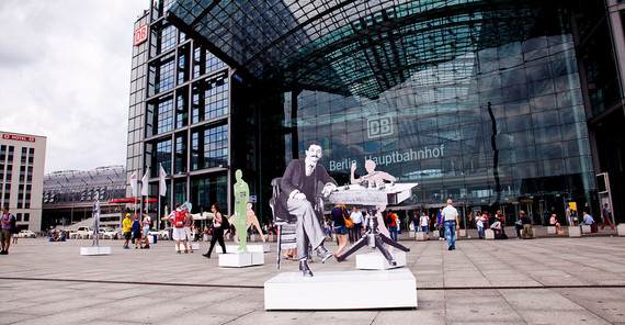 Bei der Eröffnung der Ausstellung vor dem Berliner Hauptbahnhof 2015.