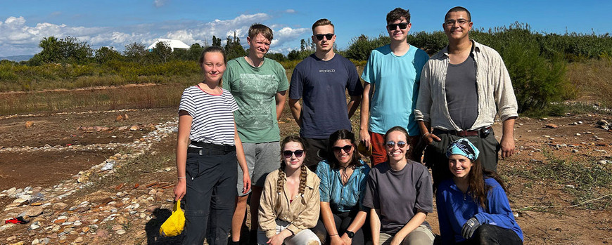Gruppenfoto der Studierenden vor der Ausgrabungsstätte