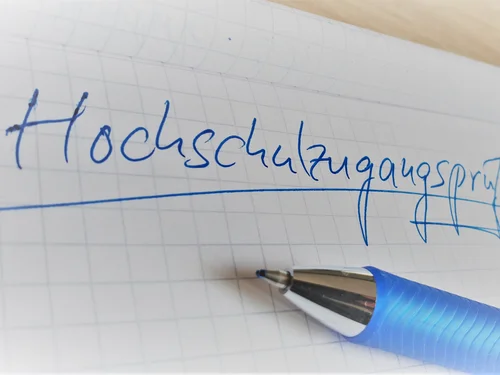 Hochschulzugangsprüfung in Schreibschrift