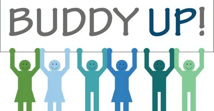 Strichmännchen in blau und grün halten ein Schild hoch mit dem Schriftzug Buddy Up!