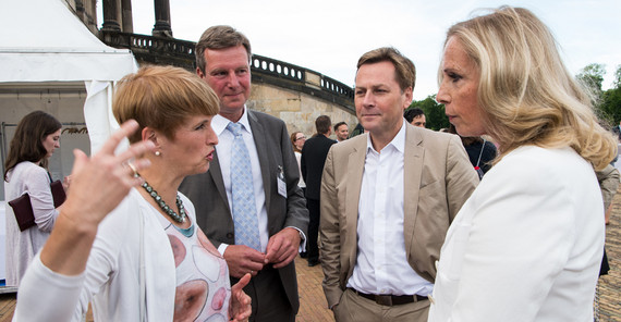 Wissenschaftsministerin Martina Münch (l.) und Unipräsident Oliver Günther (2.v.r.) beim Empfang an der Kolonnade im Gespräch mit DFG-Generalsekretärin Dorothee Dzwonnek (r.) und Carsten Feller, Abteilungsleiter im MWFK (2.v.l). Foto: Karla Fritze.