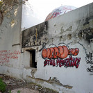 Graffitis, Grundstück der Familie Trabelsi (Schwager von Ben Ali), Tunis. Meen-One: „Meen-One ist immer noch im Widerstand – bei den Trabelsis.“