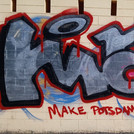 1- Graffiti an einer Mauer in Potsdam mit der Unterschrift "Make Potsdam great again!" (Englisch).