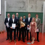 Auf dem Bild sind alle Absolventinnen und Absolventen der Juristischen Fakultät glücklich vereint zu sehen. Im November 2025 wurden sie feierlich geehrt.
