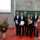 Auf dem Bild sind alle Absolventinnen und Absolventen der Juristischen Fakultät glücklich vereint zu sehen. Im November 2025 wurden sie feierlich geehrt.