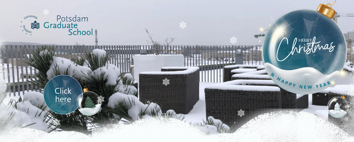 Eine schneebedeckte Dachterrasse mit Sitzmöbeln und einer Weihnachtskugel mit dem Schriftzug Merry Christmas & Happy New Year. - PoGS Weihnachtsgrüße