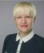 Das Bild zeigt ein Porträt von Julia Dopleb