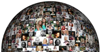 Button zur Unterseite Mitglieder: Eine gewölbte Fläche, die wie eine halbe Weltkugel geformt ist und vollständig mit einer Collage aus kleinen Fotos verschiedenster Gesichter bedeckt ist. Die Fotos zeigen Menschen aller Altersgruppen und Herkünfte, teils farbig, teils Schwarz-Weiß, dicht aneinandergereiht.