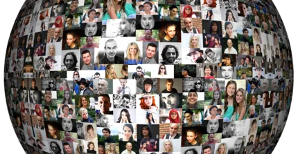 Button zur Unterseite Mitglieder: Eine gewölbte Fläche, die wie eine halbe Weltkugel geformt ist und vollständig mit einer Collage aus kleinen Fotos verschiedenster Gesichter bedeckt ist. Die Fotos zeigen Menschen aller Altersgruppen und Herkünfte, teils farbig, teils Schwarz-Weiß, dicht aneinandergereiht.