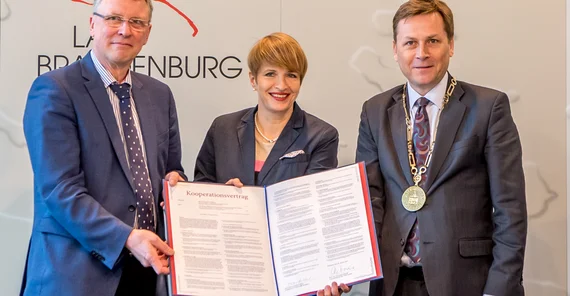 Christoph Meinel, Direktor und Geschäftsführer des Hasso-Plattner-Instituts, Wissenschaftsministerin Martina Münch und Oliver Günther, Präsident der Universität Potsdam, präsentieren den Kooperationsvertrag, die Grundlage der neuen Digital Engineering Fakultät der Universität Potsdam. Foto: Karla Fritze.