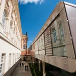 Gelandet: das gläserne Bibliotheksgebäude im Innenhof des Süd-Communs 
