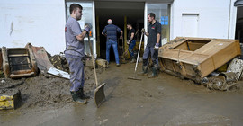 Nach der Flut im Ahrtal räumen freiwillige Helfer auf.