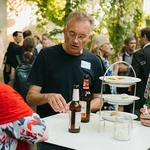 Drei Menschen im Gespräch