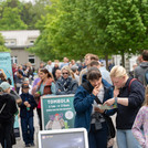 Viele Personen auf einem Campus