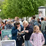 Viele Personen auf einem Campus