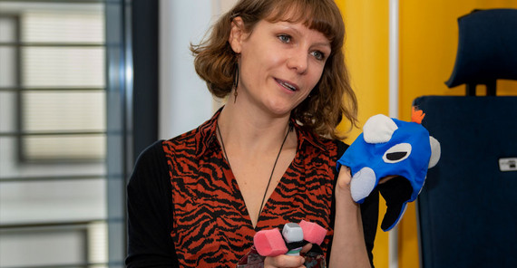 Dr. Aude Noiray explains a mobile ultrasound device for testing babies. | Photo: Tobias Hopfgarten