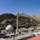 Ausblick auf Berg und Moschee in Akre. | Foto: Valentina Meyer-Oldenburg