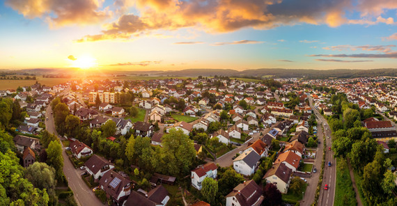 Stadt aus der Vogelperspektive. Das Foto ist von AdobeStock/Smileus.