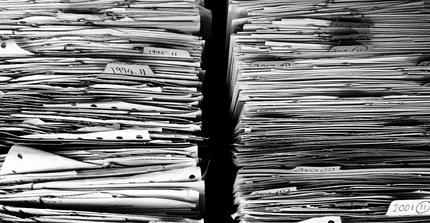 Das Bild zeigt Akten