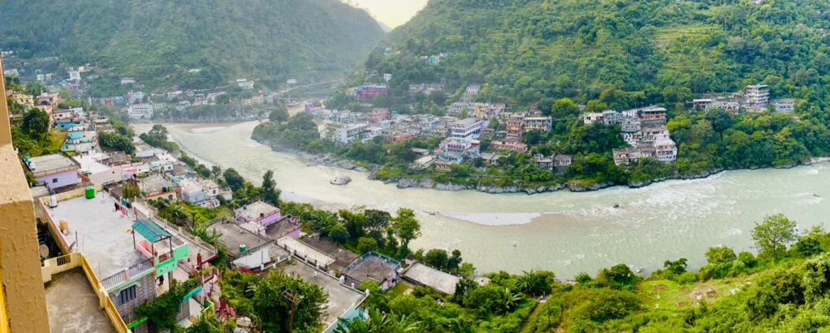 Der Fluss Alaknanda in Karnprayag oberhalb der Mündung des Pindar. - 