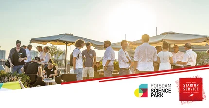 Mehrere Personen bei Sonne auf Dachterrasse