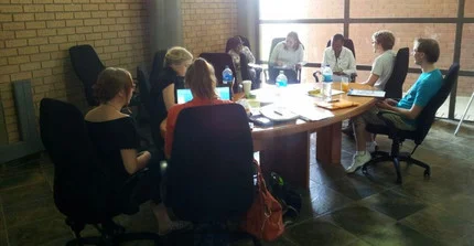 A group of students is sitting at a table. Picture: Kristin Hofmann