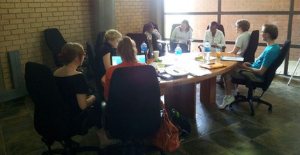 A group of students is sitting at a table. Picture: Kristin Hofmann