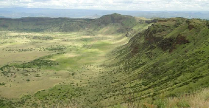 Blick auf hügelige grasbewachsene Landschaft