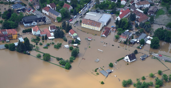 Das Bild zeigt die Überflutungen im Sommer 2021 in Deutschland. Eine Ortschaft versinkt im Hochwasser. Foto: AdobeStock