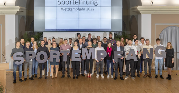 Das Bild zeigt die geehrten SportlerInnen aus dem letzten Jahr.