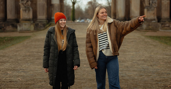 Alexandra Buhrke (li.) und Hannah Goerges haben sich im Buddy-Programm der Universität Potsdam kennengelernt und sind Freundinnen geworden.