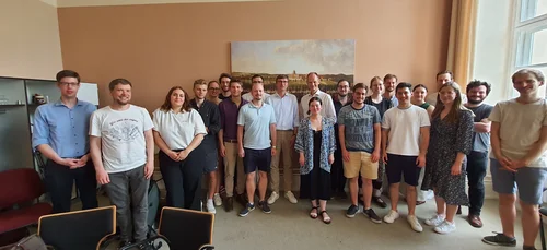 Staatssekretär Bagger mit Studenten