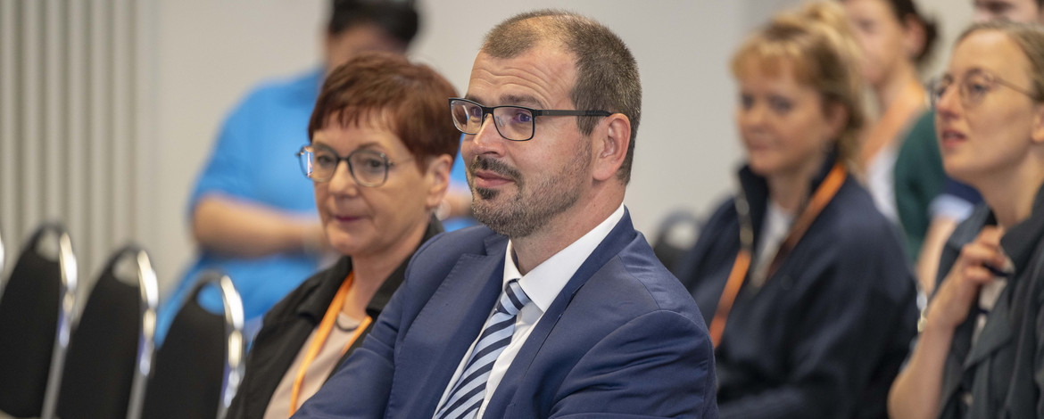 Bildungsminister Freiberg bei Uni trifft Schule 2024: er sitzt im Publikum