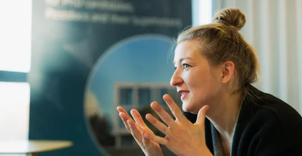 Dr. Anna Finzel im Interview. Sie gestikuliert mit den Händen.