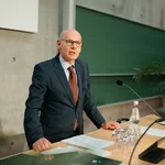 Ein Mann an einem Pult
