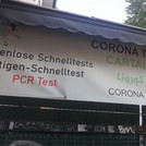 22- Banner eines Corona-Testzentrums in Berlin, Neukölln (Deutsch, Arabisch, Türkisch).