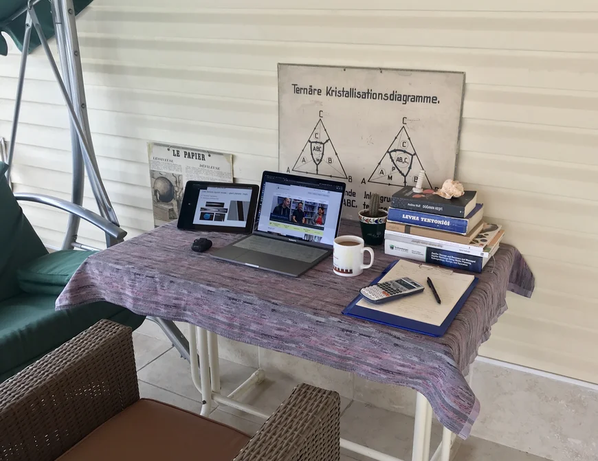 Laptop und Tablet und Bücher auf Tisch auf Terasse