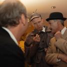 Zwei Männer in Kostümen von Sherlock Holmes und Dr. Watson
