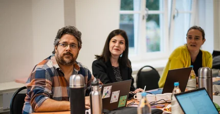 Mitarbeiter:innen der EDUC Universitäten bei einem Meeting.