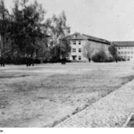 Gebäude mit den Wohnräumen der Kursanten, 1957. Foto: BStU, MfS HA IX / Fo / 1413 (Bild 26).