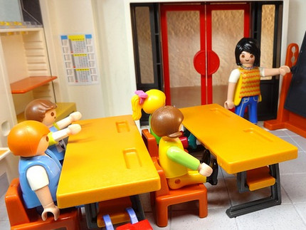 Klassenzimmer mit Playmobilfiguren