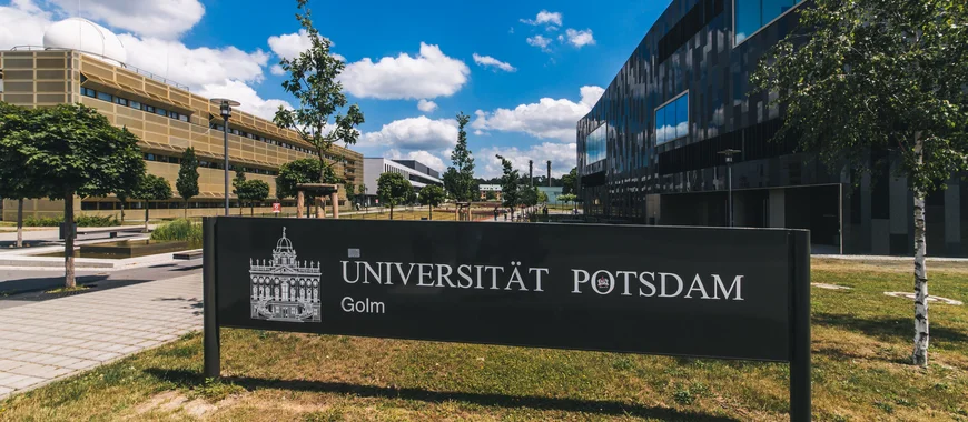 Schild der Universität auf dem Campus Golm