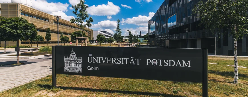 Schild der Universität auf dem Campus Golm