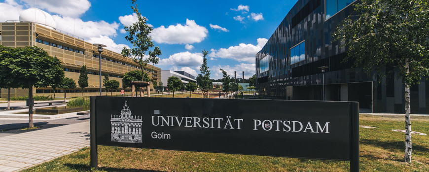 Schild der Universität auf dem Campus Golm